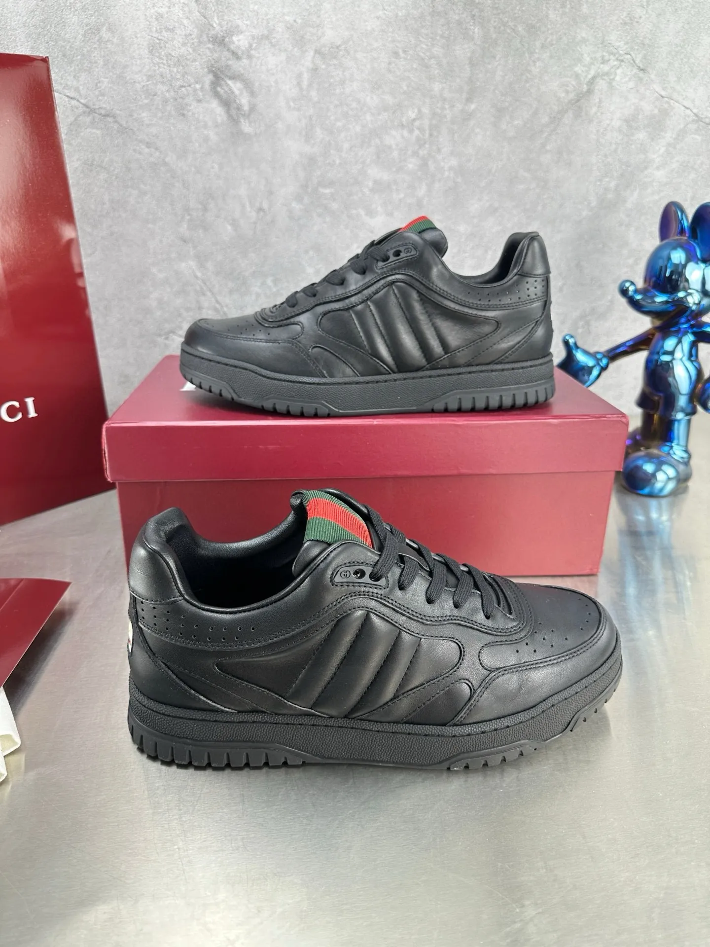 Factory price: 640💰The top version of Gucci Gucci's latest hot-selling couple's sneaker series is shipped. The original version is purchased, developed and manufactured. This high-low top sneaker adopts a basketball-style silhouette design, cleverly incorporating hollow panels and distressed effects, showing its unique ingenuity. The ingenuity incorporates brand logo details such as interlocking Double G styling accessories and Gucci lettering, a low-key tribute to the brand's design heritage. Exquisite packaging at the delivery counter 🛍📦 ▪️ Fabric: Original customized imported first-layer cowhide ▪️ Inner lining: Imported first-layer cowhide ▪️ Sole: Original molded TPU sole ▪️ Sole thickness: 3cm ▪️ Size: Women's 35-41 Men's 38-45 (Female 41, Men 38 45 customized) ▪️ p
